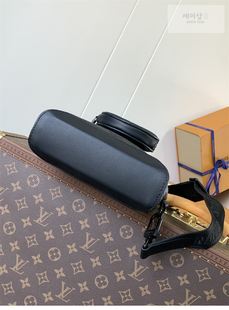 Louis Vuitton 루이비통 듀오 슬링백 쉐도우 모노그램 M21890 블랙 Bag 4번 이미지