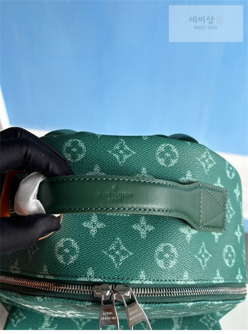 Louis Vuitton 루이비통 디스커버리 모노그램 백팩 M12780 그린 Bag 6번 이미지