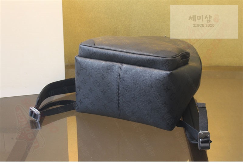 Louis Vuitton 루이비통 디스커버리 카고 백팩 모노그램 미드나잇 M26765 모노그램 미드나잇 Bag 4번 이미지