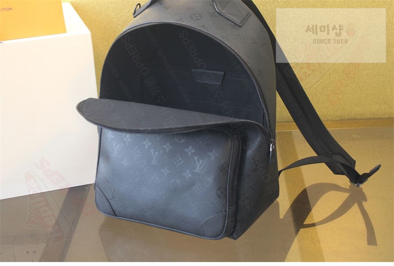 Louis Vuitton 루이비통 디스커버리 카고 백팩 모노그램 미드나잇 M26765 모노그램 미드나잇 Bag 7번 이미지
