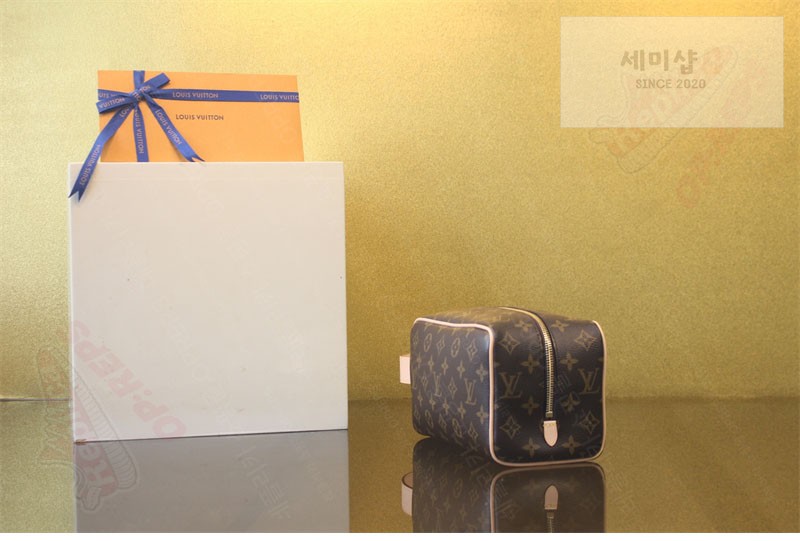 Louis Vuitton 루이비통 락커 돕 키트 모노그램 캔버스 M83112 모노그램 캔버스 Bag 4번 이미지
