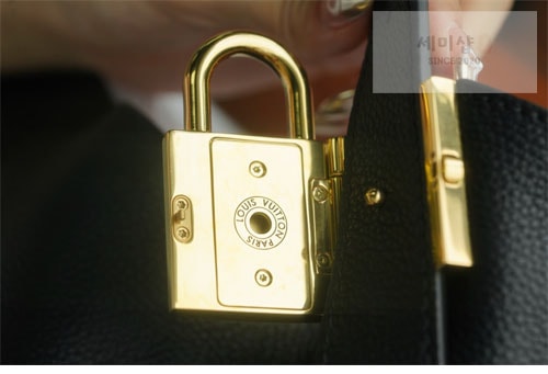 Louis Vuitton 루이비통 로우 키 호보 PM M25352 블랙 Bag 12번 이미지