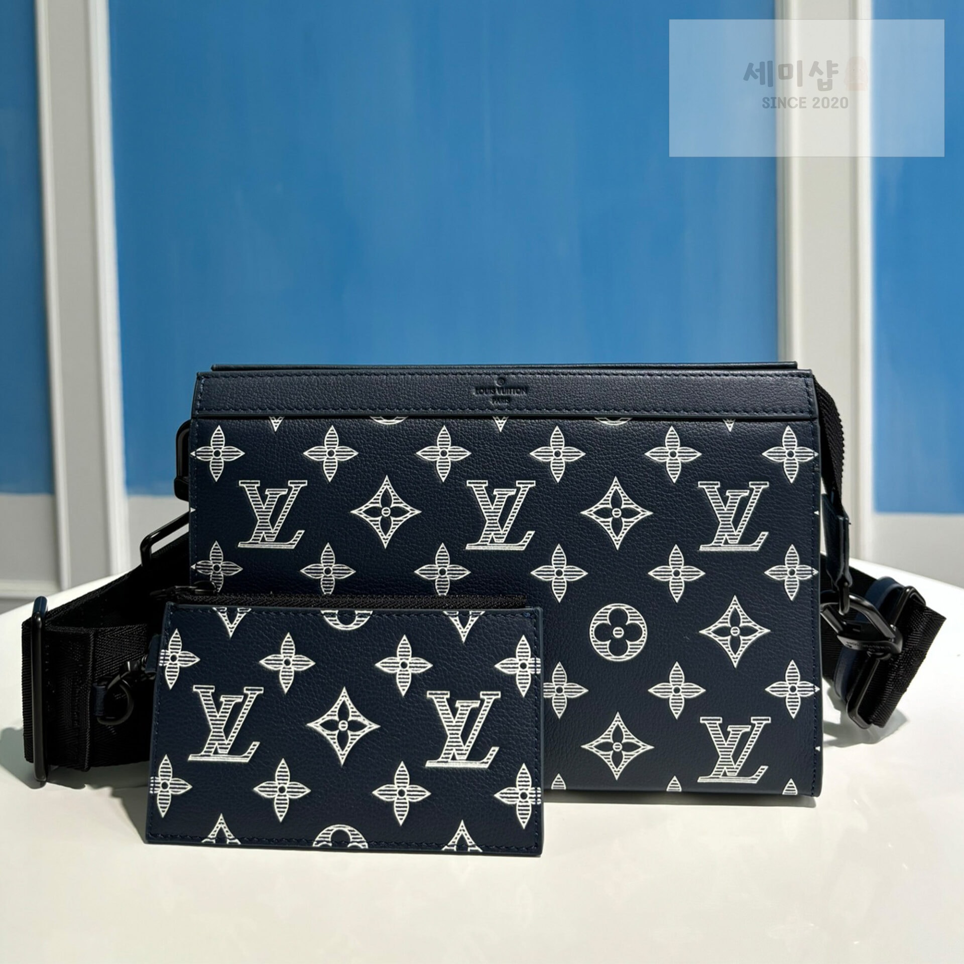 Louis Vuitton 루이비통 모노그램 이클립스 가스통 웨어러블 월릿 M83384 네이비 블루 Bag 4번 이미지