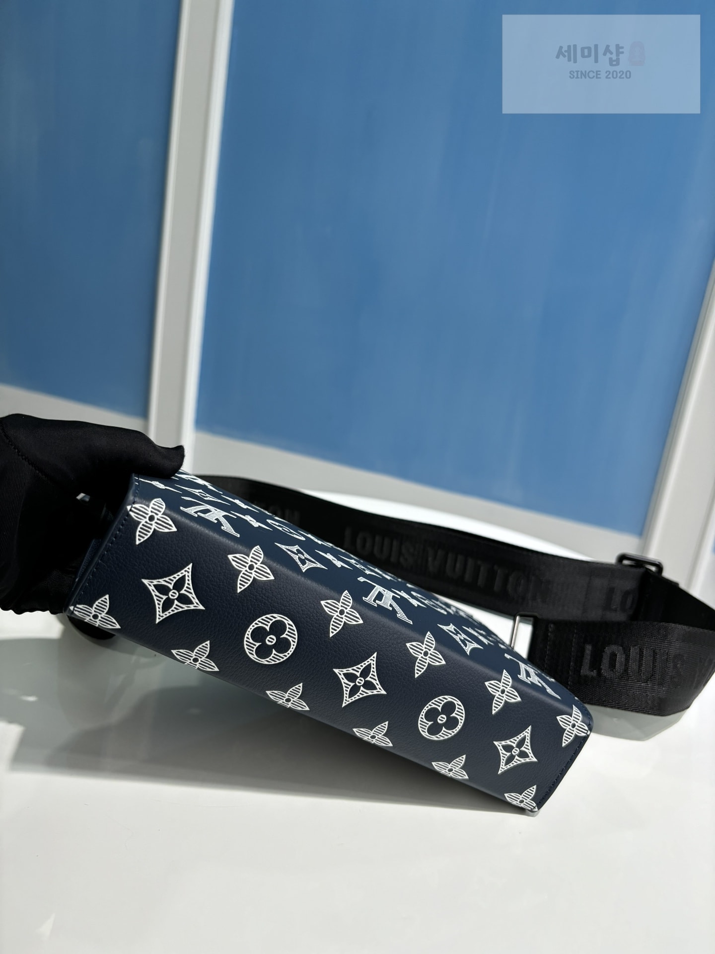 Louis Vuitton 루이비통 모노그램 이클립스 가스통 웨어러블 월릿 M83384 네이비 블루 Bag 6번 이미지