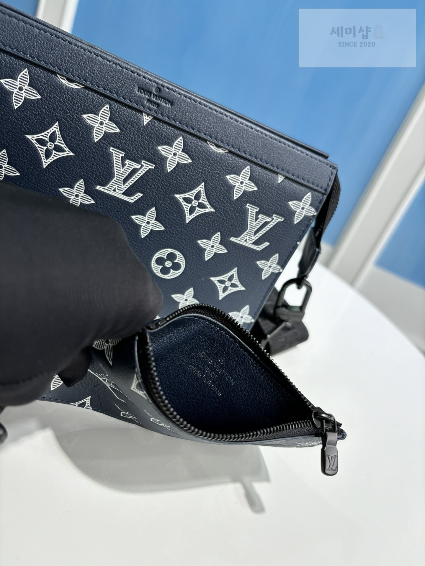 Louis Vuitton 루이비통 모노그램 이클립스 가스통 웨어러블 월릿 M83384 네이비 블루 Bag 10번 이미지