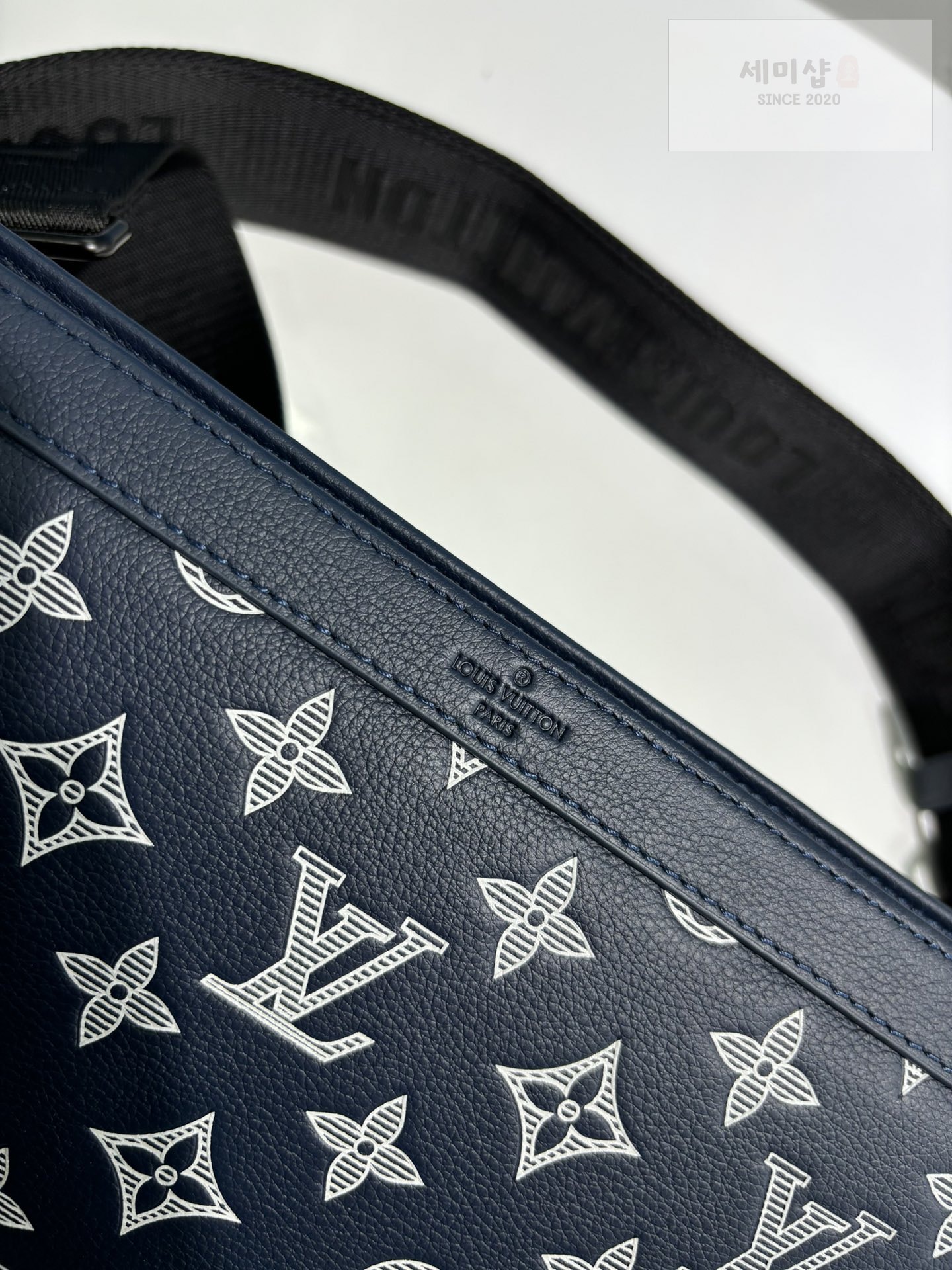 Louis Vuitton 루이비통 모노그램 이클립스 가스통 웨어러블 월릿 M83384 네이비 블루 Bag 3번 이미지