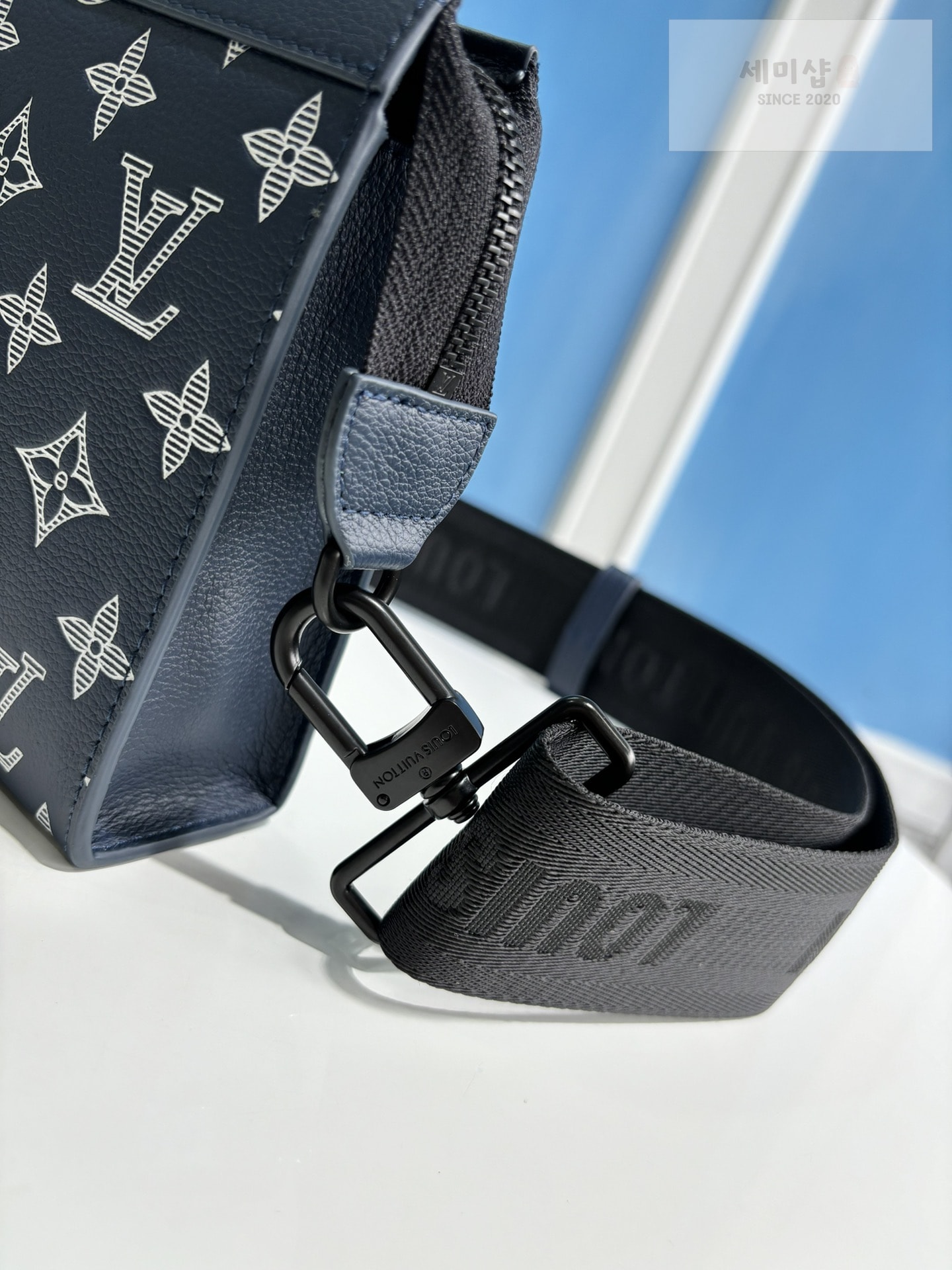 Louis Vuitton 루이비통 모노그램 이클립스 가스통 웨어러블 월릿 M83384 네이비 블루 Bag 7번 이미지