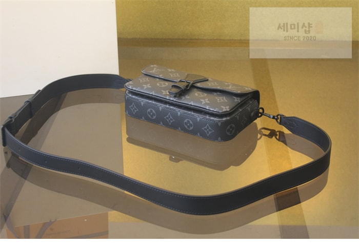Louis Vuitton 루이비통 몽수리 웨어러블 월릿 크로스백 이클립스 모노그램 M83567 이클립스 모노그램 Bag 2번 이미지