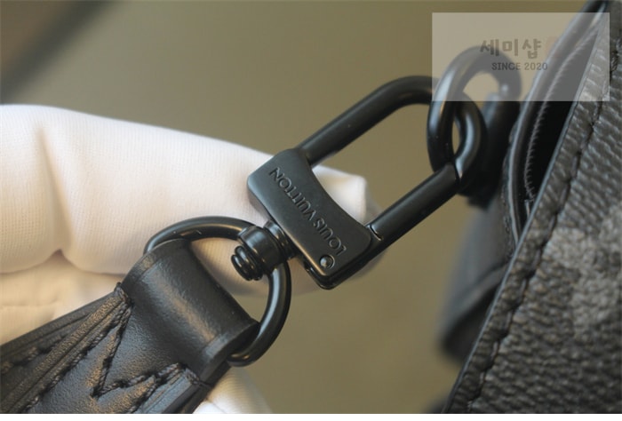 Louis Vuitton 루이비통 몽수리 웨어러블 월릿 크로스백 이클립스 모노그램 M83567 이클립스 모노그램 Bag 6번 이미지