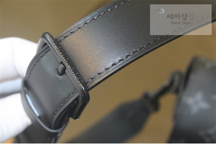 Louis Vuitton 루이비통 몽수리 웨어러블 월릿 크로스백 이클립스 모노그램 M83567 이클립스 모노그램 Bag 8번 이미지