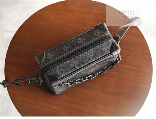 Louis Vuitton 루이비통 미니 소프트 트렁크 모노그램 이클립스 M44735 이클립스 모노그램 Bag 4번 이미지