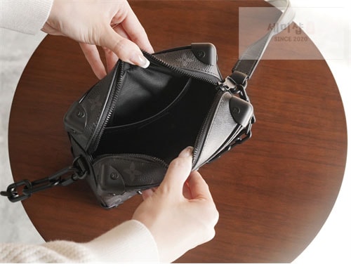 Louis Vuitton 루이비통 미니 소프트 트렁크 모노그램 이클립스 M44735 이클립스 모노그램 Bag 7번 이미지