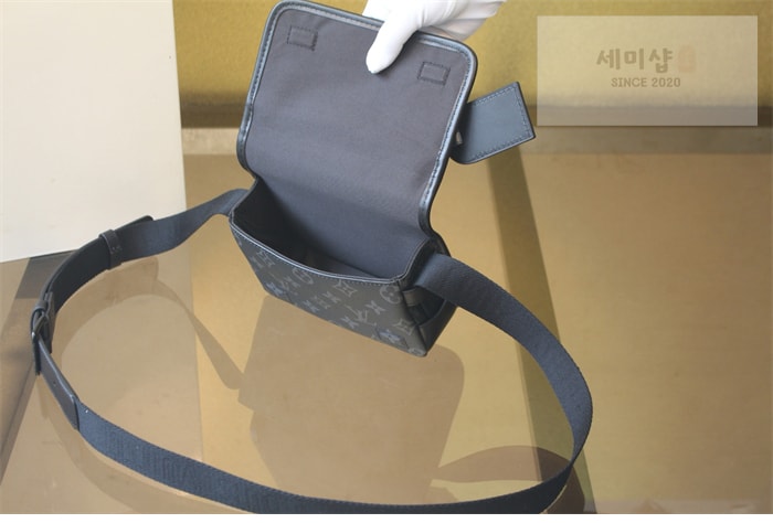 Louis Vuitton 루이비통 보스포어 웨어러블 월릿 이클립스 모노그램 M12599 이클립스 모노그램 Bag 2번 이미지