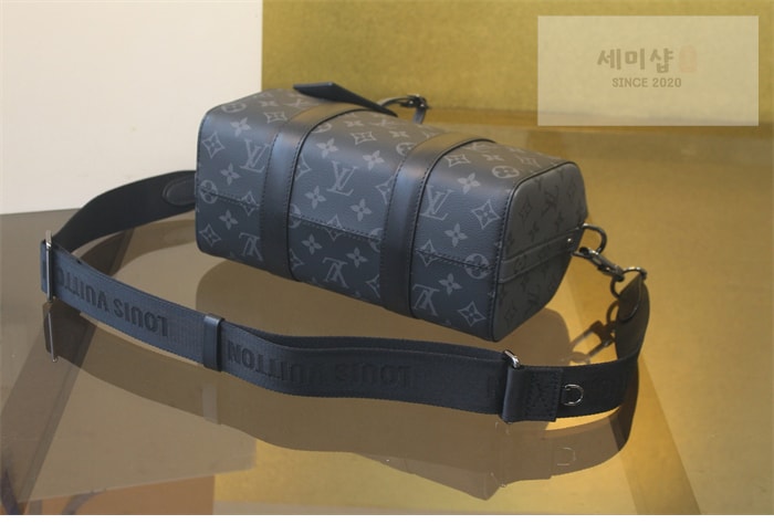 Louis Vuitton 루이비통 시티 키폴 크로스백 이클립스 모노그램 M45936 이클립스 모노그램 Bag 3번 이미지
