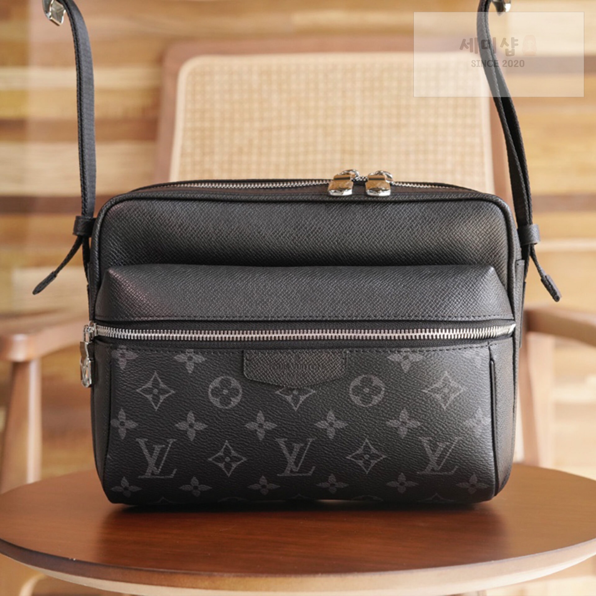 Louis Vuitton 루이비통 아웃도어 모노그램 메신저 크로스백 M30233 이클립스 모노그램 Bag 1번 이미지