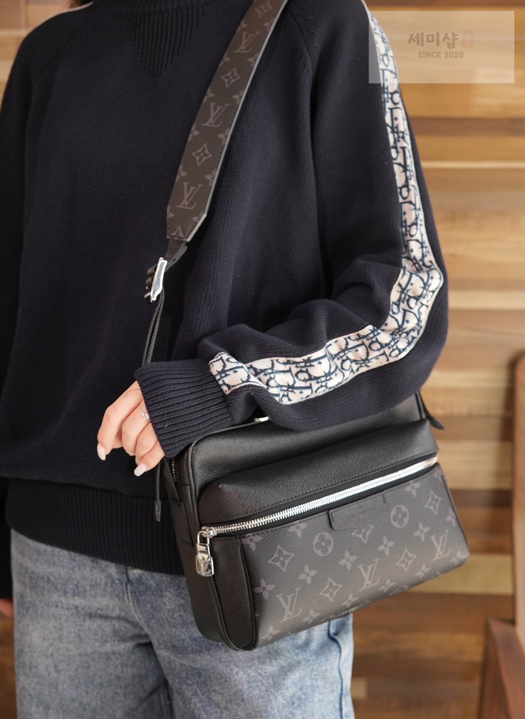 Louis Vuitton 루이비통 아웃도어 모노그램 메신저 크로스백 M30233 이클립스 모노그램 Bag 12번 이미지