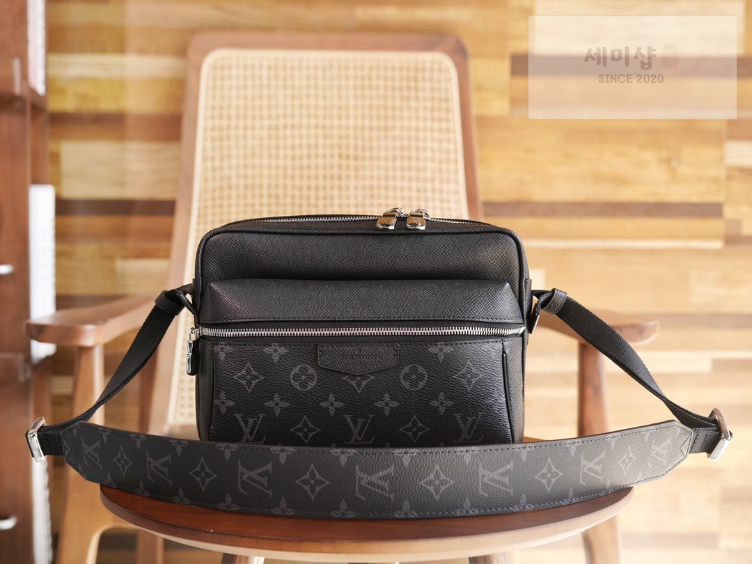 Louis Vuitton 루이비통 아웃도어 모노그램 메신저 크로스백 M30233 이클립스 모노그램 Bag 2번 이미지