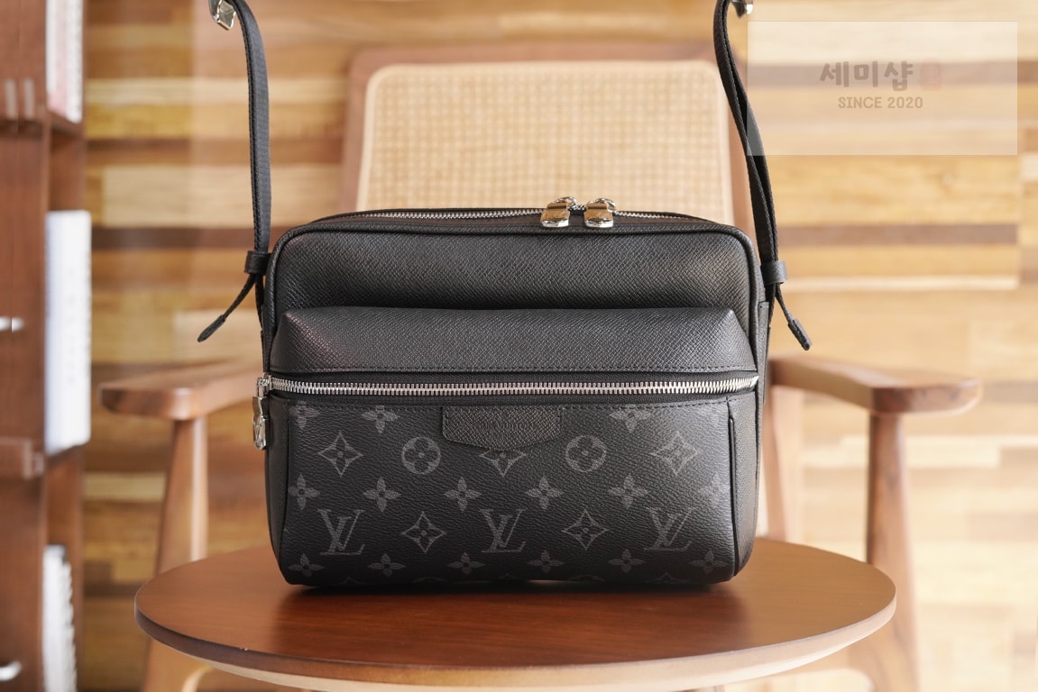 Louis Vuitton 루이비통 아웃도어 모노그램 메신저 크로스백 M30233 이클립스 모노그램 Bag 8번 이미지