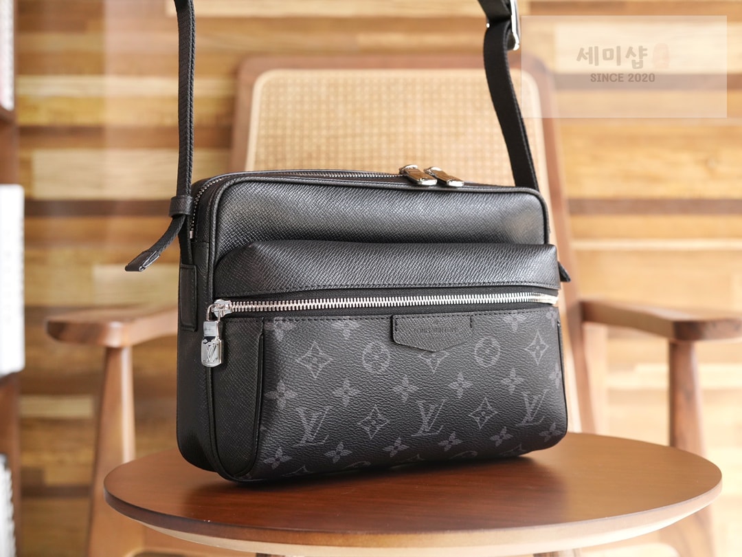 Louis Vuitton 루이비통 아웃도어 모노그램 메신저 크로스백 M30233 이클립스 모노그램 Bag 13번 이미지