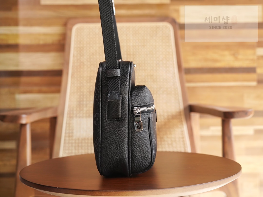 Louis Vuitton 루이비통 아웃도어 모노그램 메신저 크로스백 M30233 이클립스 모노그램 Bag 3번 이미지