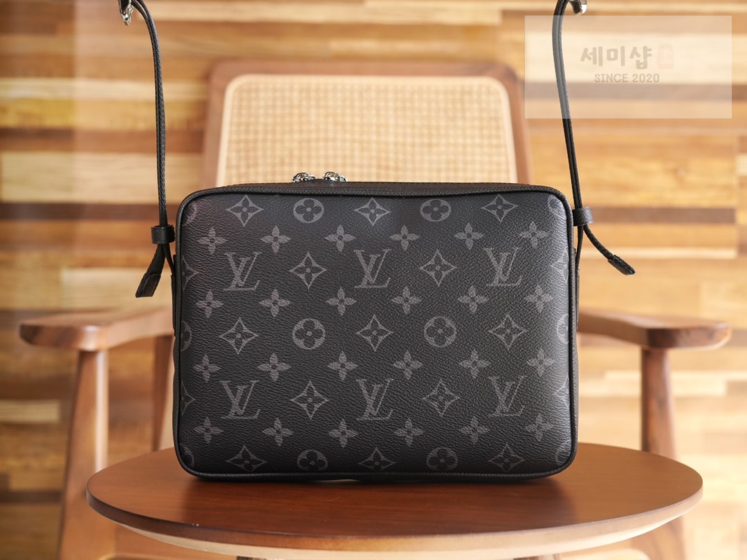 Louis Vuitton 루이비통 아웃도어 모노그램 메신저 크로스백 M30233 이클립스 모노그램 Bag 9번 이미지