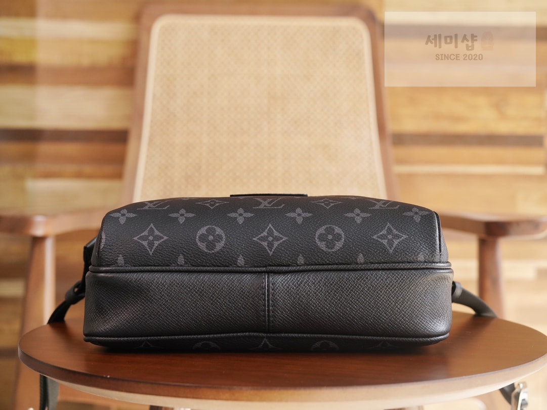 Louis Vuitton 루이비통 아웃도어 모노그램 메신저 크로스백 M30233 이클립스 모노그램 Bag 14번 이미지
