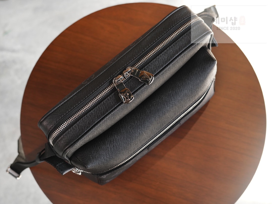 Louis Vuitton 루이비통 아웃도어 모노그램 메신저 크로스백 M30233 이클립스 모노그램 Bag 4번 이미지