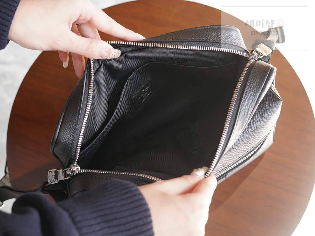 Louis Vuitton 루이비통 아웃도어 모노그램 메신저 크로스백 M30233 이클립스 모노그램 Bag 15번 이미지