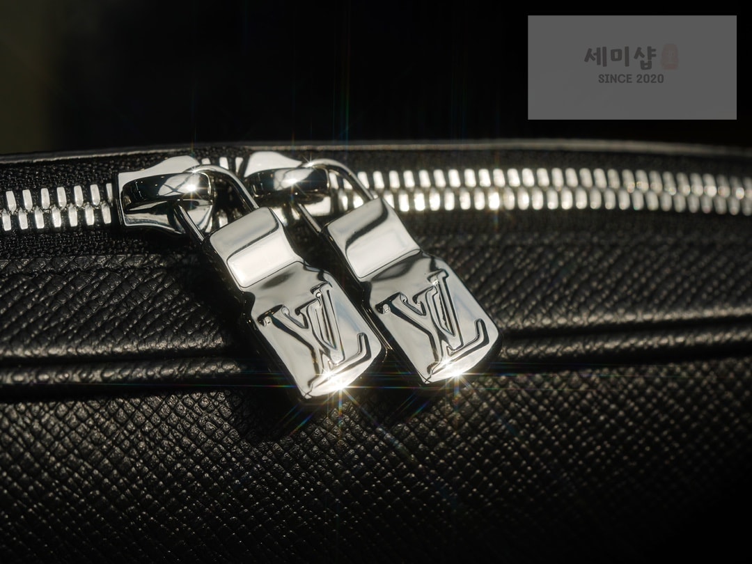 Louis Vuitton 루이비통 아웃도어 모노그램 메신저 크로스백 M30233 이클립스 모노그램 Bag 11번 이미지