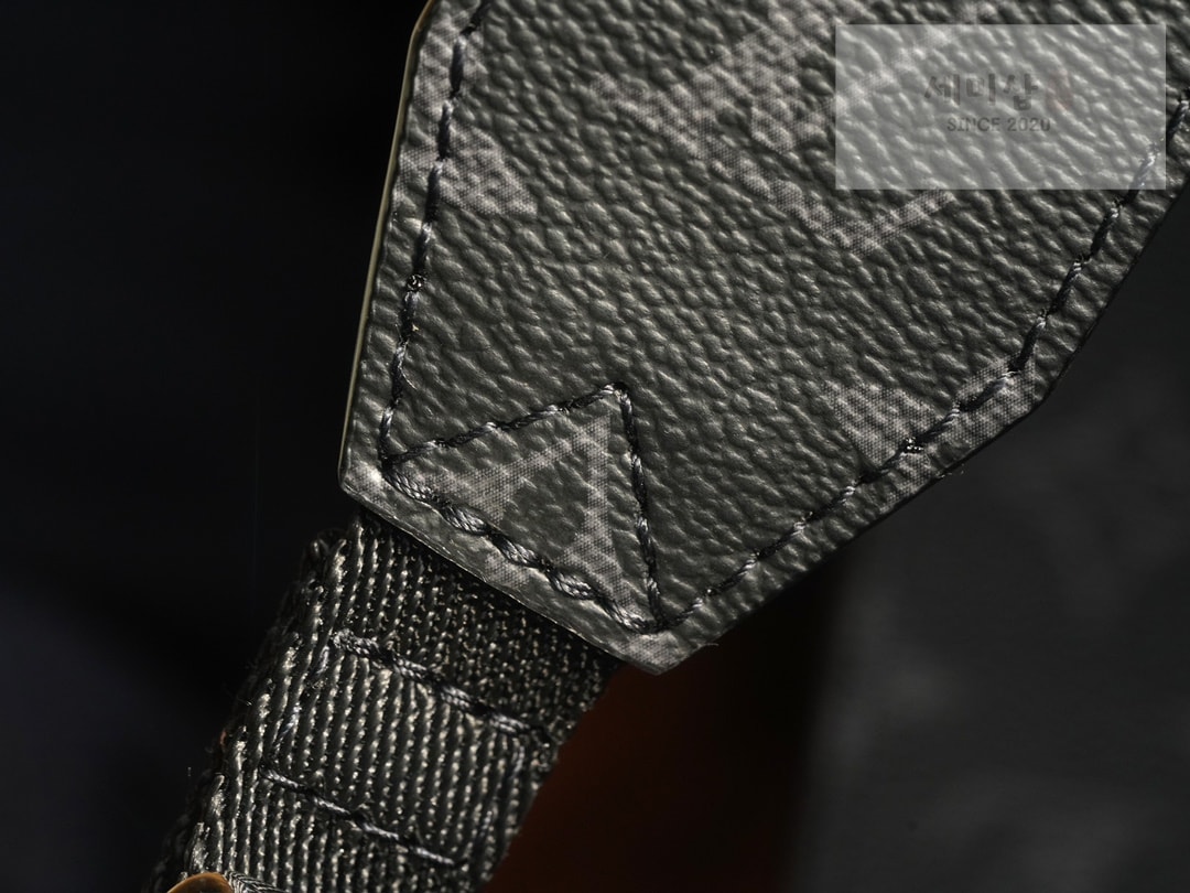 Louis Vuitton 루이비통 아웃도어 모노그램 메신저 크로스백 M30233 이클립스 모노그램 Bag 17번 이미지