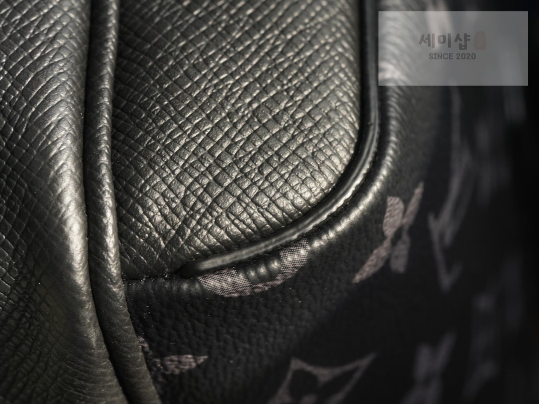 Louis Vuitton 루이비통 아웃도어 모노그램 메신저 크로스백 M30233 이클립스 모노그램 Bag 6번 이미지
