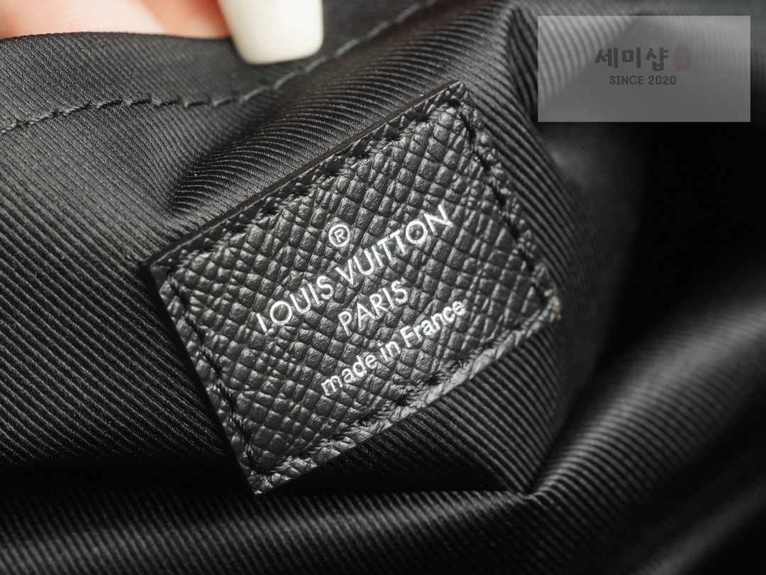 Louis Vuitton 루이비통 아웃도어 모노그램 메신저 크로스백 M30233 이클립스 모노그램 Bag 21번 이미지