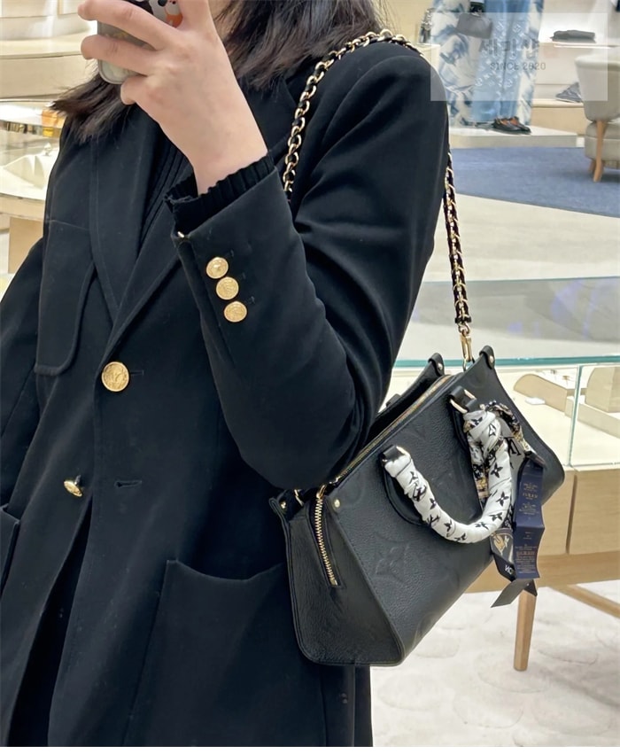 Louis Vuitton 루이비통 온더고 이스트 웨스트 모노그램 앙프렝뜨 M23640 블랙 Bag 1번 이미지