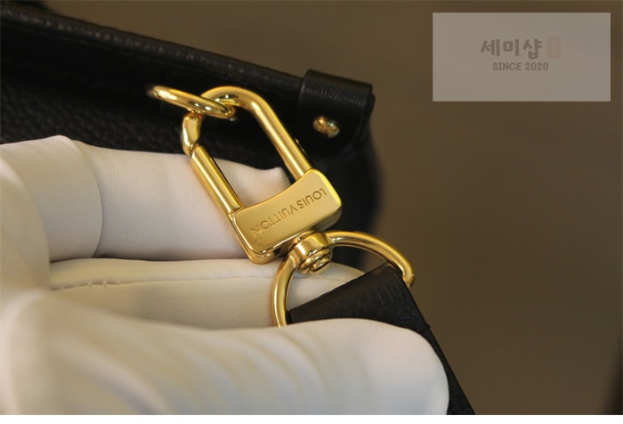 Louis Vuitton 루이비통 온더고 이스트 웨스트 모노그램 앙프렝뜨 M23640 블랙 Bag 6번 이미지
