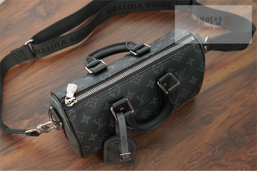 Louis Vuitton 루이비통 이클립스 모노그램 리버스 키폴 반둘리에 25 M46271 이클립스 모노그램 Bag 17번 이미지