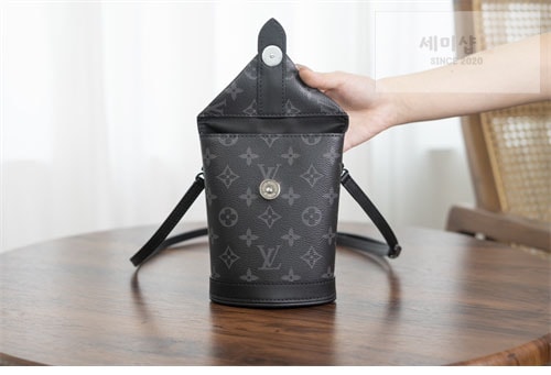 Louis Vuitton 루이비통 이클립스 모노그램 엔벨로프 파우치 M11613 이클립스 모노그램 Bag 15번 이미지
