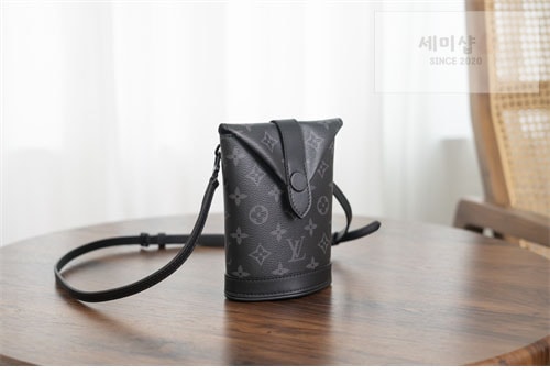 Louis Vuitton 루이비통 이클립스 모노그램 엔벨로프 파우치 M11613 이클립스 모노그램 Bag 11번 이미지
