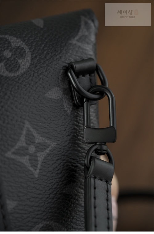Louis Vuitton 루이비통 이클립스 모노그램 엔벨로프 파우치 M11613 이클립스 모노그램 Bag 2번 이미지