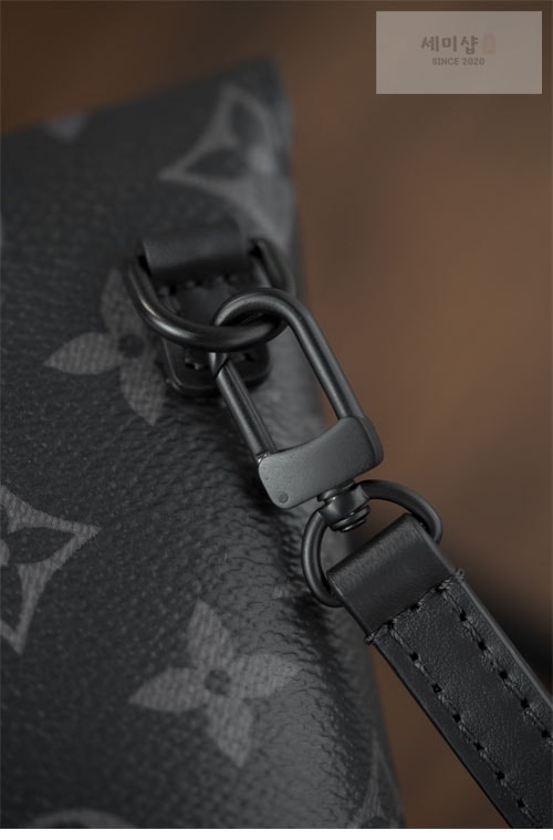 Louis Vuitton 루이비통 이클립스 모노그램 엔벨로프 파우치 M11613 이클립스 모노그램 Bag 20번 이미지