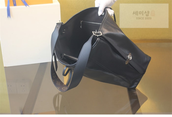 Louis Vuitton 루이비통 캐리올 카고 MM M25143 블랙 Bag 7번 이미지