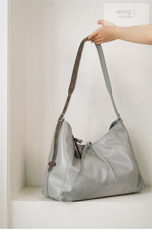 Louis Vuitton 루이비통 캐리올 카고 MM M25143 그레이 Bag 2번 이미지