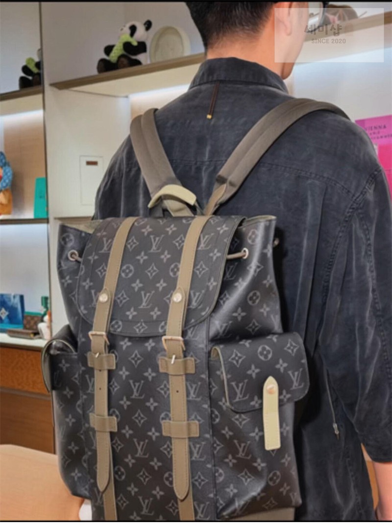 Louis Vuitton 루이비통 크리스토퍼 MM 이클립스 모노그램 이클립스 모노그램 Bag 3번 이미지