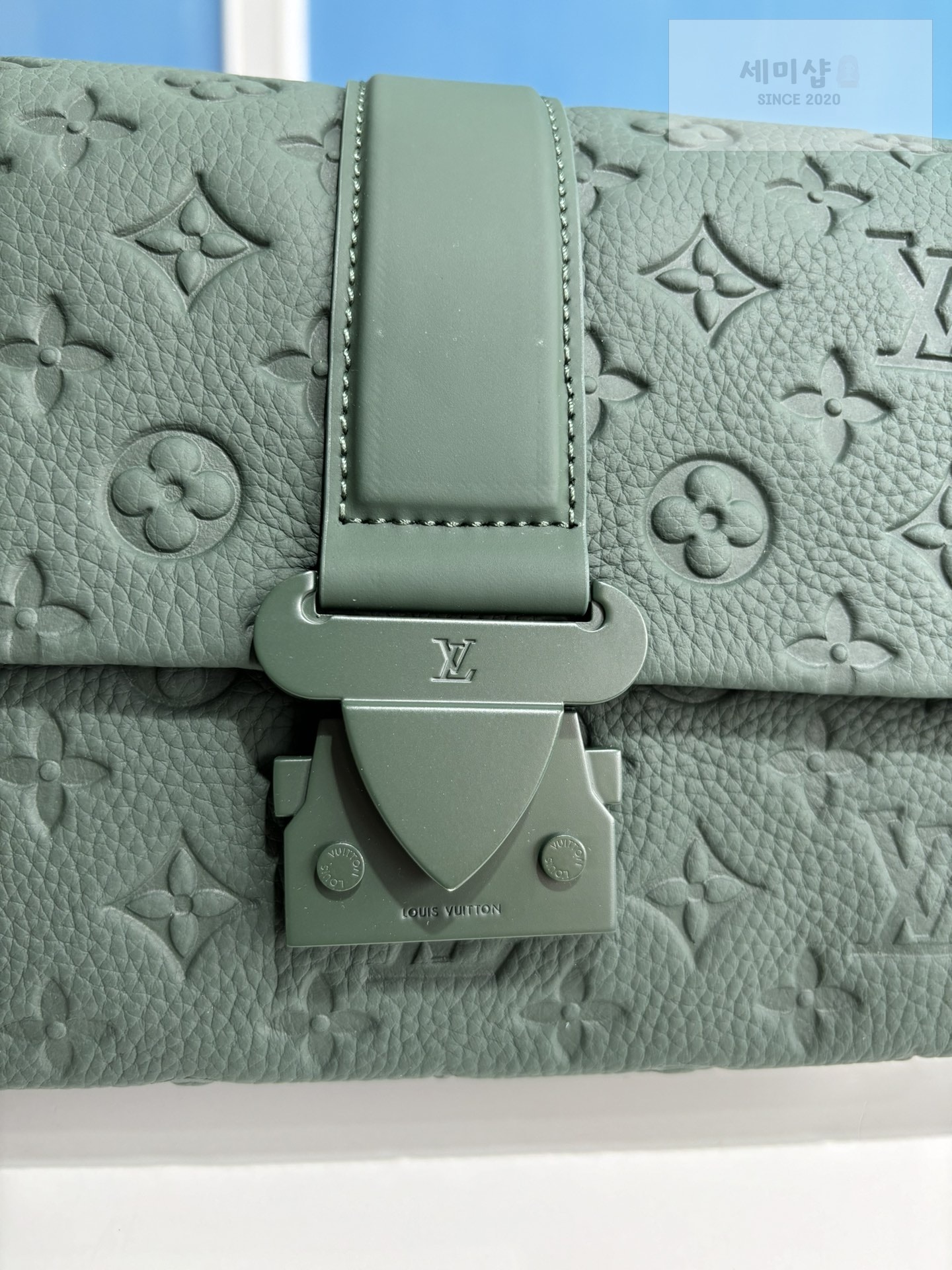 Louis Vuitton 루이비통 타우리온 모노그램 에스케이프 메신저 백 올리브 Bag 4번 이미지