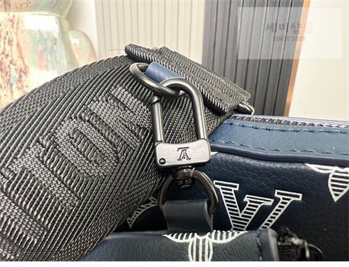 Louis Vuitton 루이비통 트리오 쉐도우 모노그램 메신저백 M24753 네이비 모노그램 Bag 2번 이미지