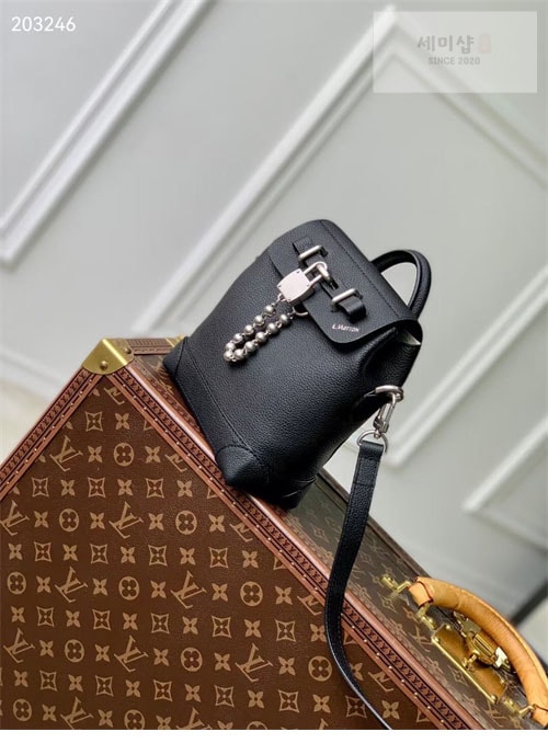 Louis Vuitton 루이비통 퍼렐 스트리머 15 M11637 블랙 Bag 4번 이미지