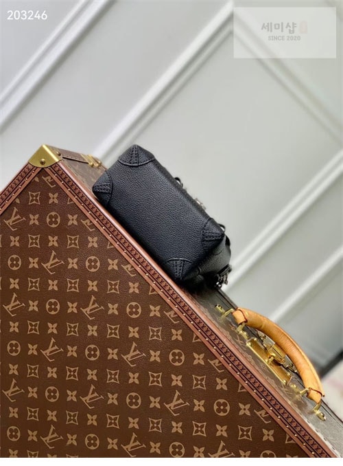 Louis Vuitton 루이비통 퍼렐 스트리머 15 M11637 블랙 Bag 3번 이미지