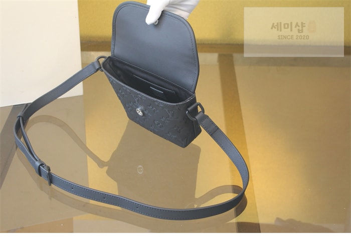 Louis Vuitton 루이비통 펄스 웨어러블 월릿 쉐도우 모노그램 M12636 토뤼옹 Bag 6번 이미지