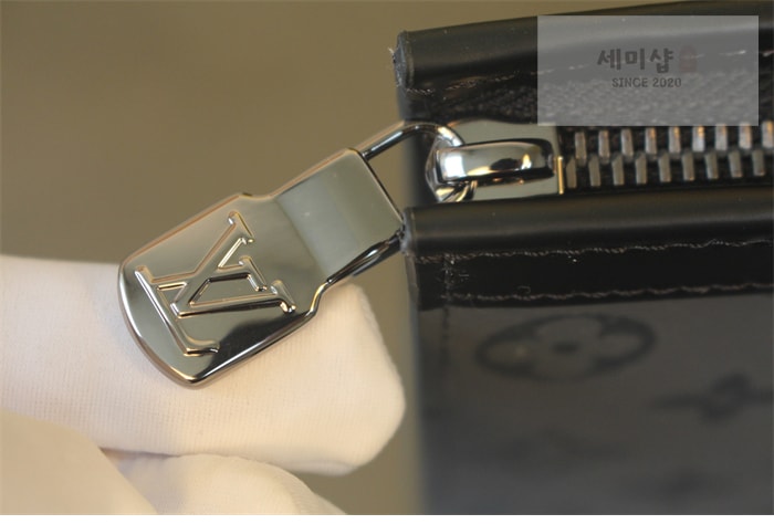 Louis Vuitton 루이비통 포쉐트 보야주 클러치 MM 이클립스 모노그램 M69535 이클립스 모노그램 Bag 4번 이미지