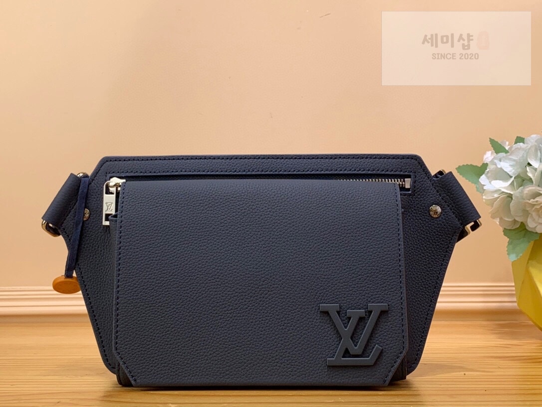 Louis Vuitton 루이비통 LV 에어로그램 슬링백 힙색 M57081 / 하이엔드 가죽 블랙 Bag 1번 이미지