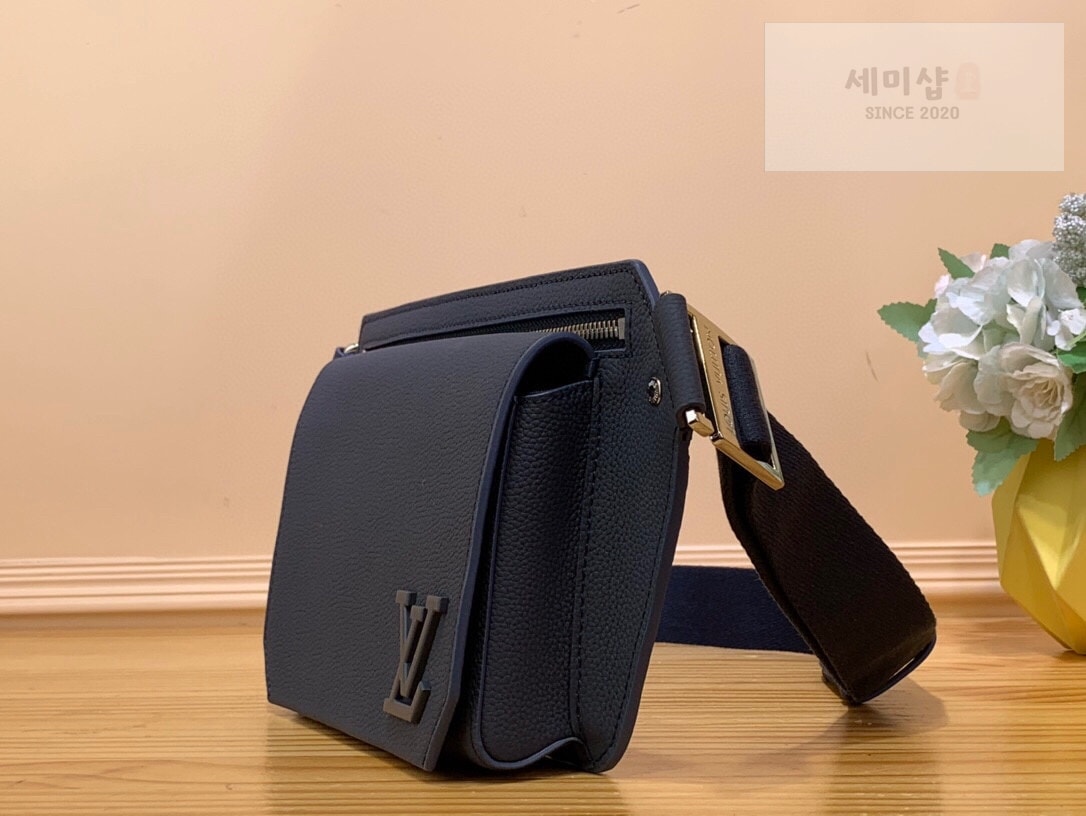 Louis Vuitton 루이비통 LV 에어로그램 슬링백 힙색 M57081 / 하이엔드 가죽 블랙 Bag 10번 이미지